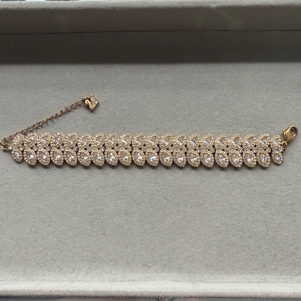 Swarovski Rose Gold Plates Bracelet with Crystal Leaves